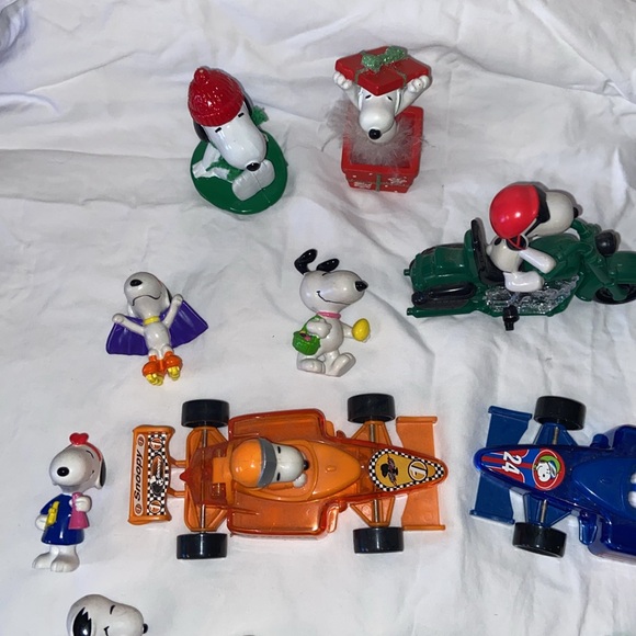 Lot Of Over 30  Snoopy And Peanuts figurines - Picture 7 of 12